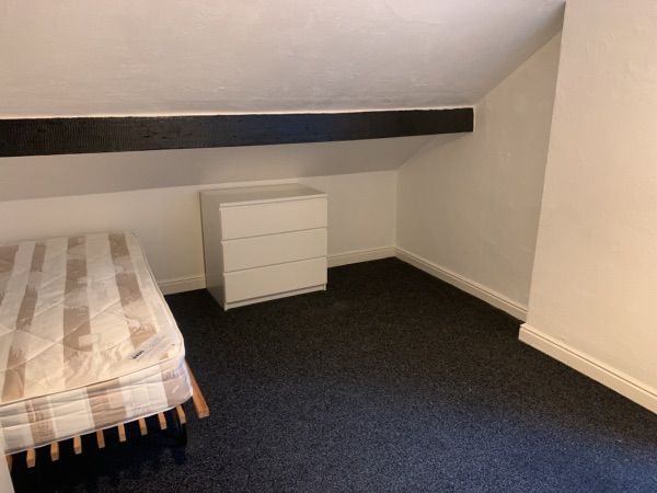 Bright attic  bedroom in great shared house - student accommodation in Nether Edge - img_7