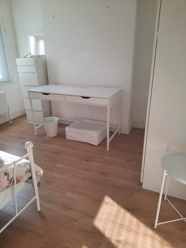Bright Large double room , high ceilings - student accommodation in Shepherds Bush - img_4