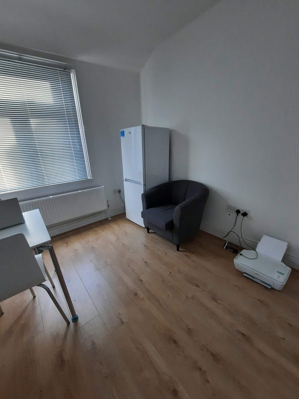 Bright Large double room , high ceilings - student accommodation in Shepherds Bush - img_7