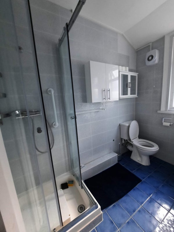 Bright Large double room , high ceilings - student accommodation in Shepherds Bush - img_6