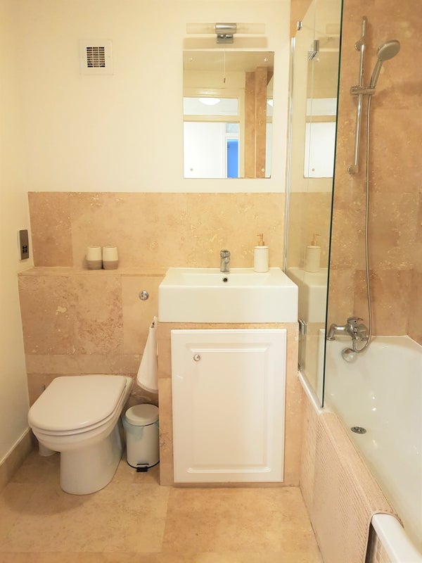 Bright modern room ideal for clean & tidy female.. - student accommodation in Shepherds Bush - img_8