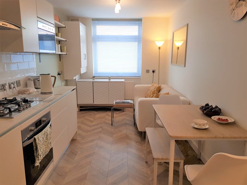Bright modern room ideal for clean & tidy female.. - student accommodation in Shepherds Bush - img_3