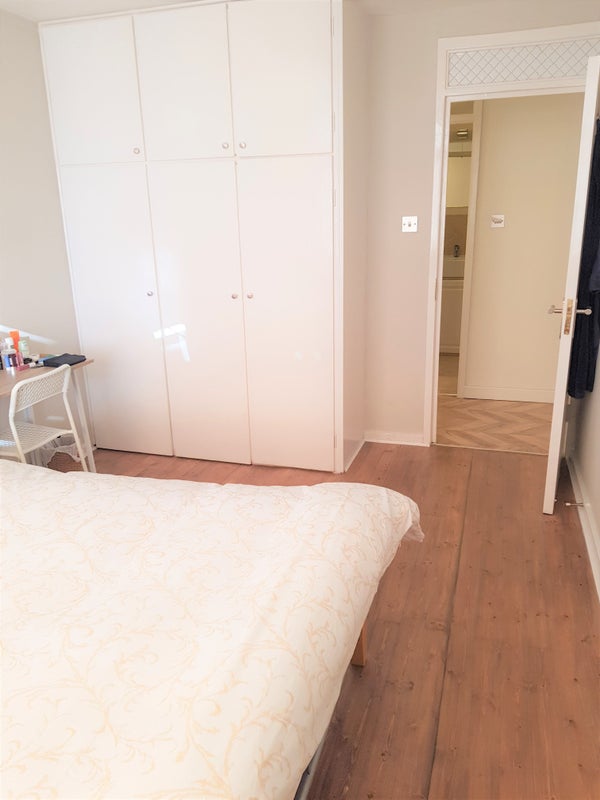 Bright modern room ideal for clean & tidy female.. - student accommodation in Shepherds Bush - img_1