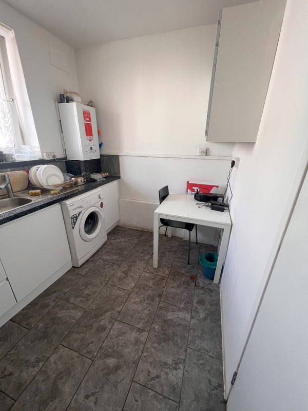 Bright Spacious 4 Bed Flat - student accommodation in Bow Road - img_5