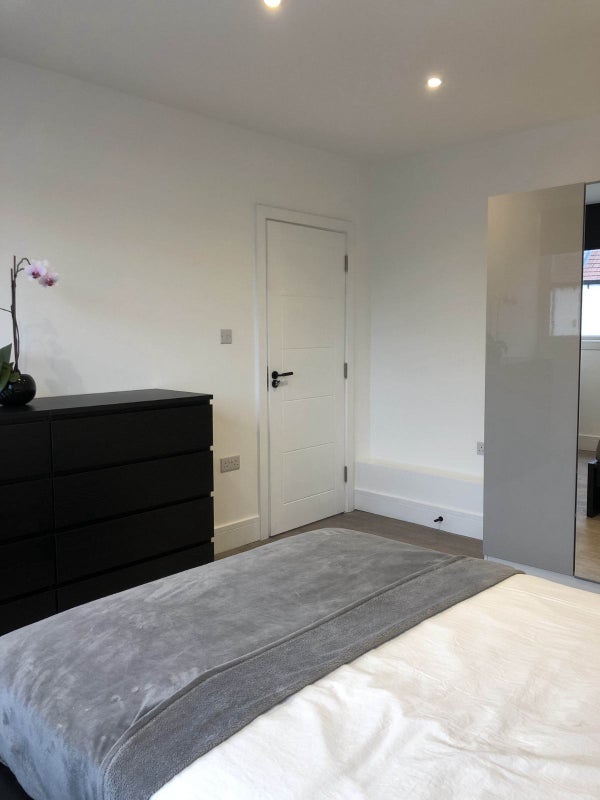 Central Location - student accommodation in Colindale - img_4