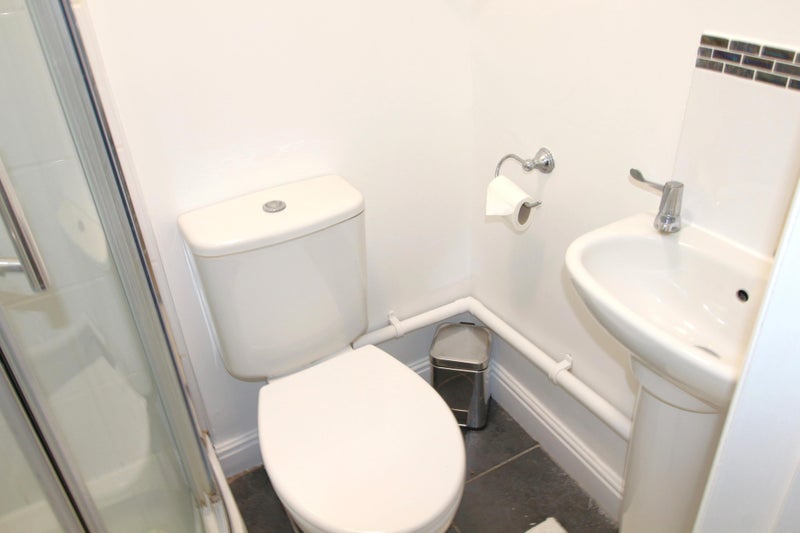 Comfortable double room with ensuite to Let - student accommodation in Lincoln - img_9