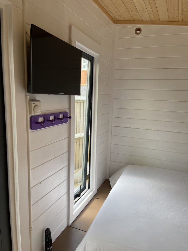 Cosy self-contained log cabin in Chichester - student accommodation in Chichester - img_2