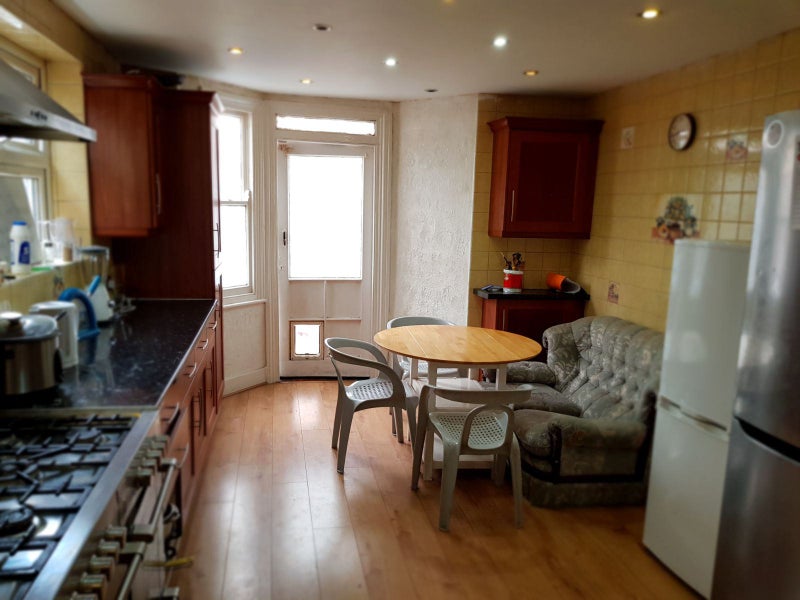 Couple Or Single Room Attic 700 Eastham New Refurb - student accommodation in East Ham - img_2