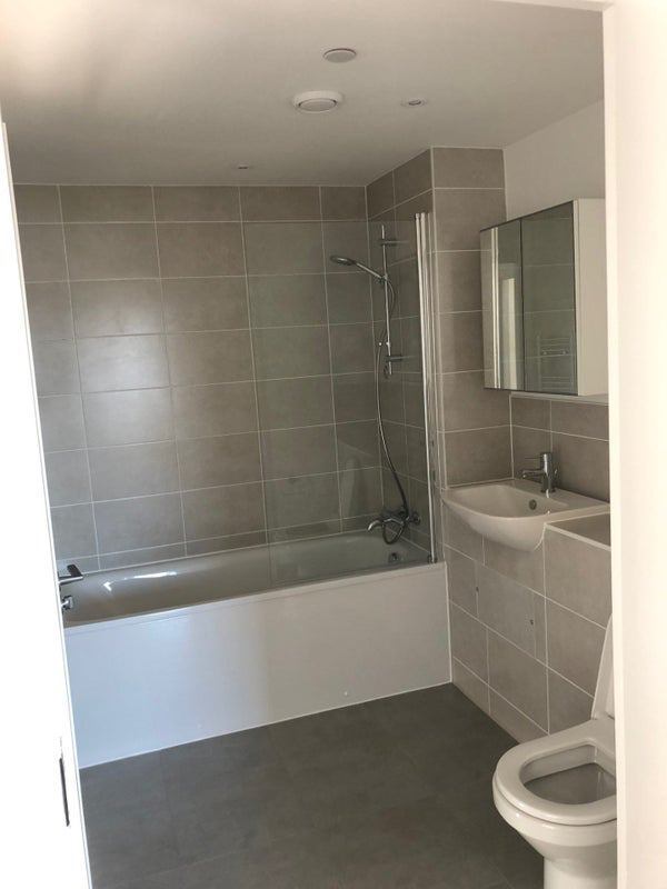 Couple Wanted For Luxury New Flat - student accommodation in London E16 - img_5