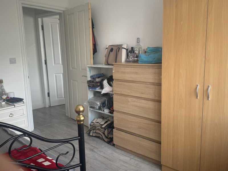 Cozy room available in 2-bed flat share in Epsom - student accommodation in Epsom - img_8