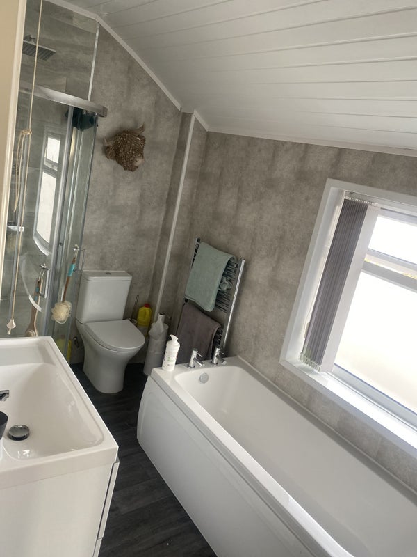 Decent size Furnished Double room with TV - student accommodation in Fleetwood - img_3