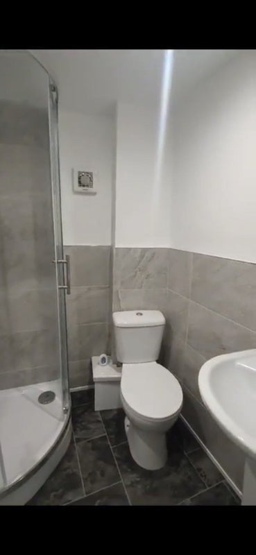 Double bed Ensuite Room in Middlesbrough. - student accommodation in Middlesbrough - img_2
