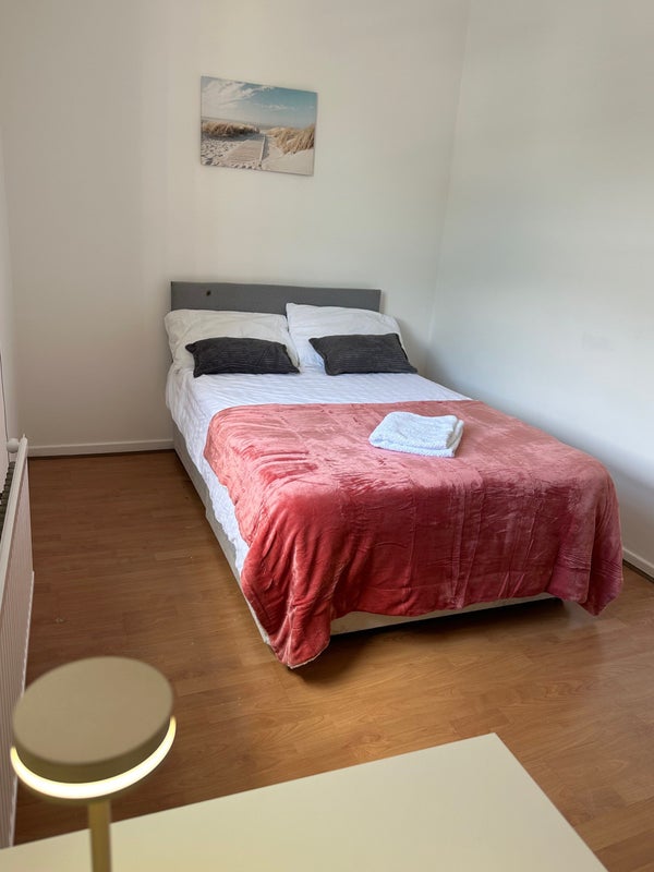 Double bed next to Homerton Station - student accommodation in Homerton - img_2
