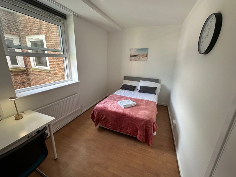 Double bed next to Homerton Station - student accommodation in Homerton - img_1