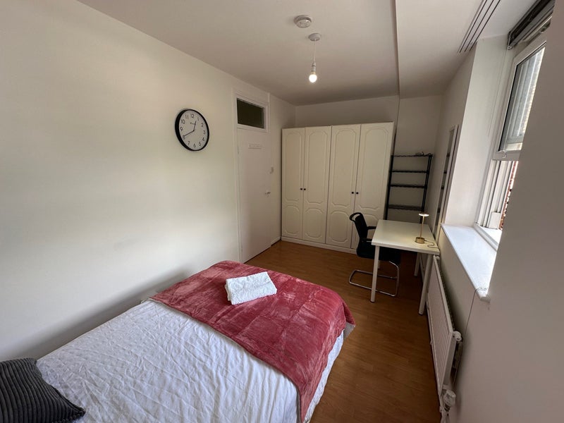 Double bed next to Homerton Station - student accommodation in Homerton - img_4