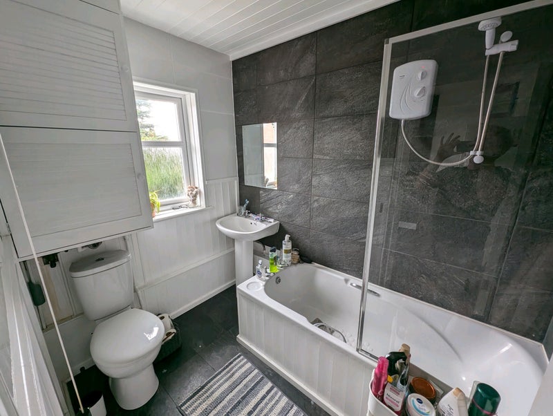 Double bed room, furnished in second floor flat - student accommodation in Barry - img_2