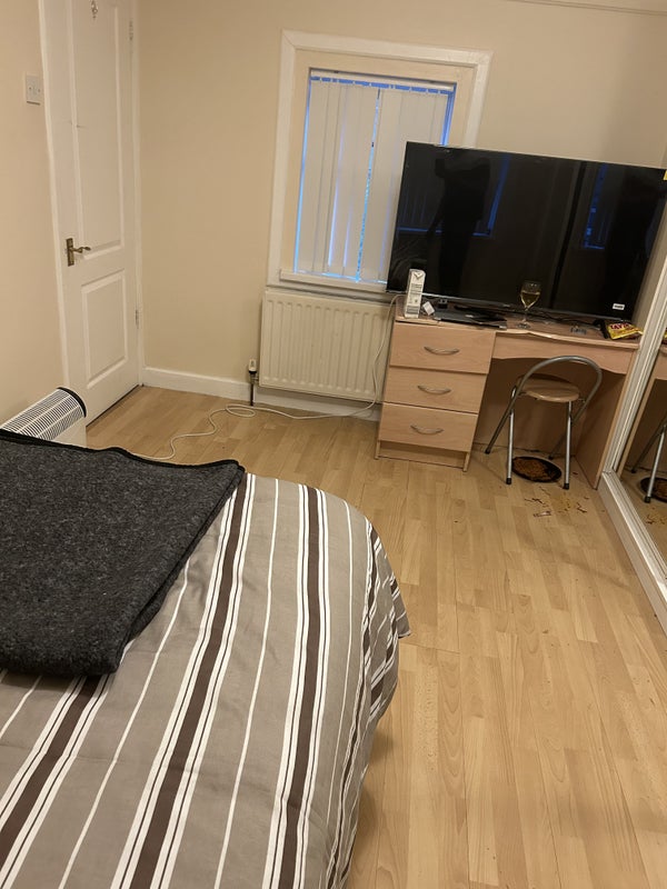 Double bed, well furnished big room with work stat - student accommodation in Belfast - img_1