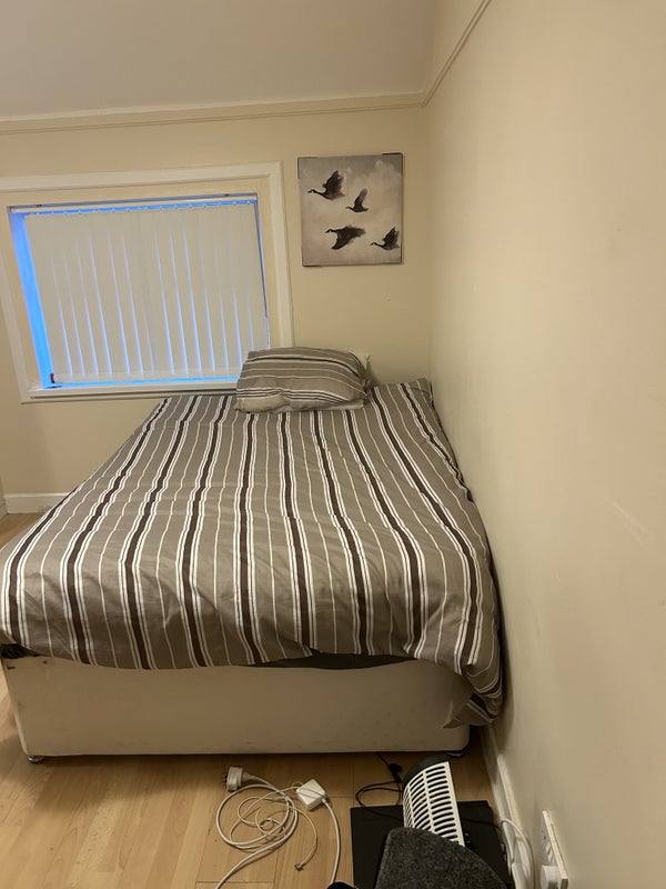Double bed, well furnished big room with work stat - student accommodation in Belfast - img_3