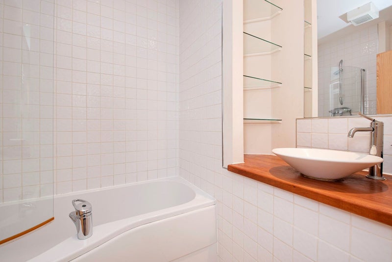 Double bed with bath in a 2 Bed Flat, Paddington - student accommodation in Paddington - img_6