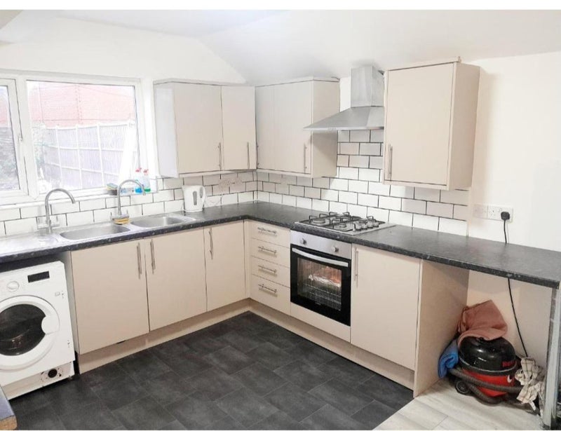 Double Bedroom & ensuite private - student accommodation in Aylestone - img_8
