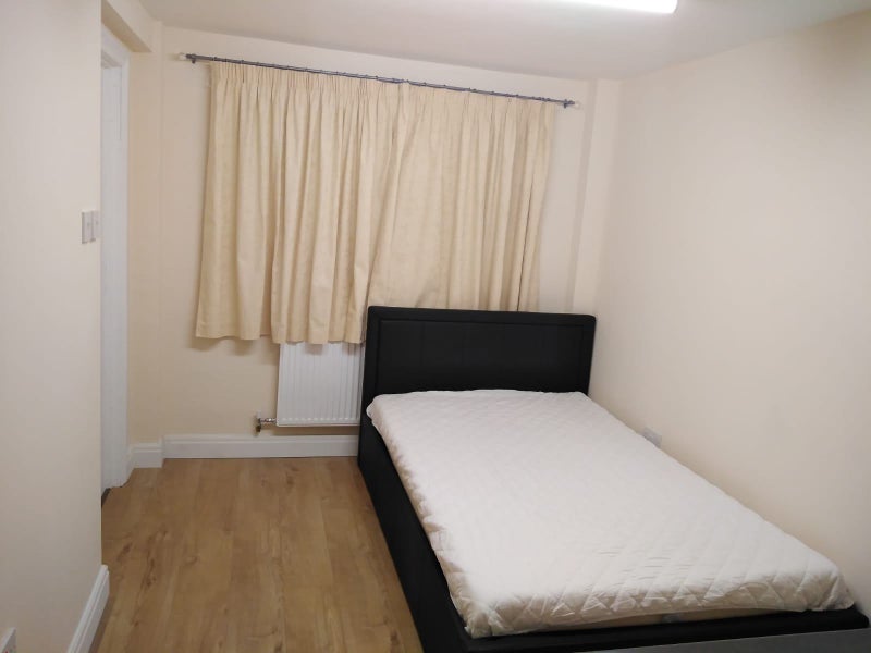Double bedroom In suite Room available now - student accommodation in Sutton - img_1