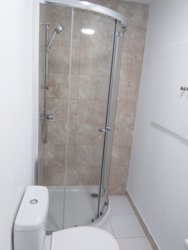 Double bedroom In suite Room available now - student accommodation in Sutton - img_6