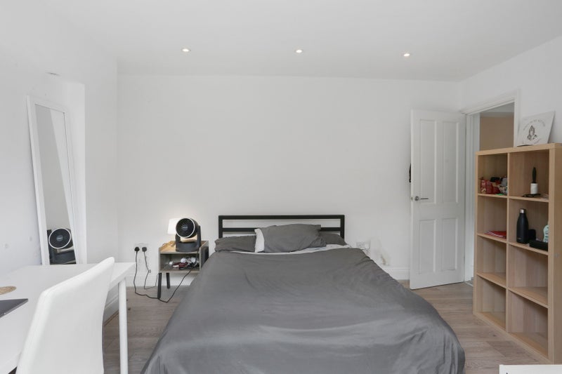 Double Bedroom that leads to a garden Kentish Town - student accommodation in Kentish Town - img_1