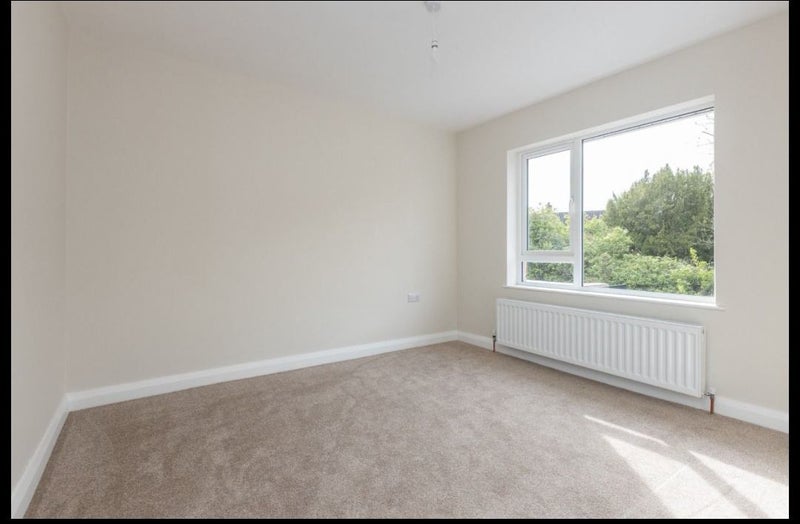 Double bedroom to let in Dunmurry area - student accommodation in Belfast - img_3
