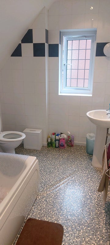 Double bedroom with bathroom next door - student accommodation in Four Oaks - img_6