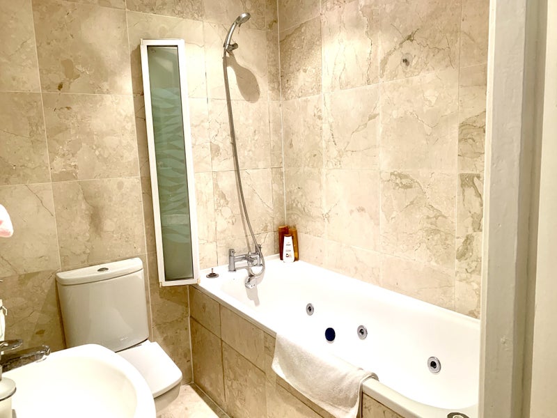 Double bedroom with  en-suite bathroom - student accommodation in High Street Kensington - img_6