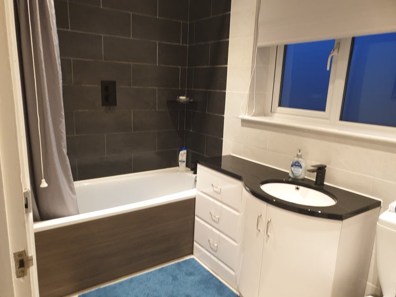 Double Room Available Now - student accommodation in Ash - img_4