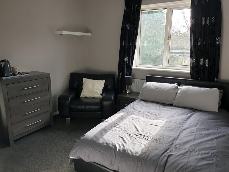 Double Room Available Now - student accommodation in Ash - img_6