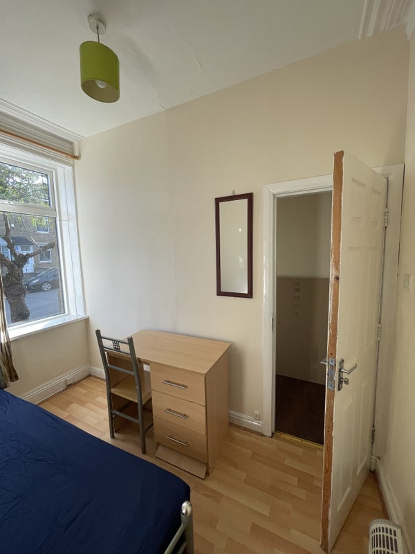 Double room close to University of Bradford - student accommodation in Bradford - img_8