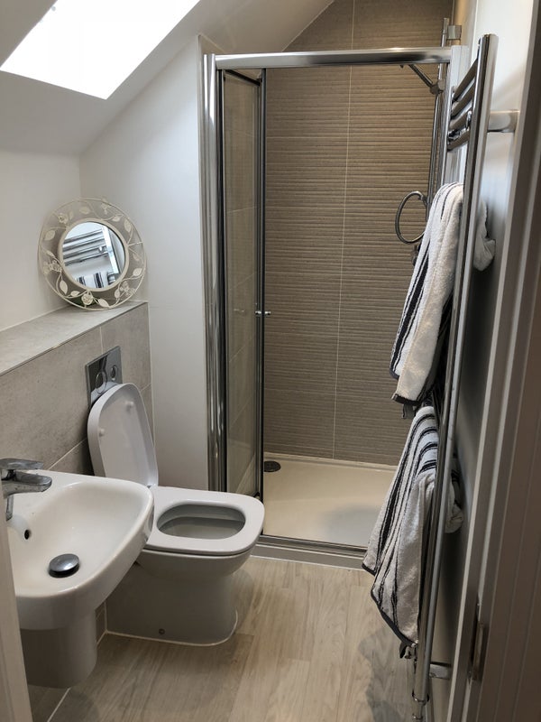 Double Room ensuite private top floor available - student accommodation in Birdham - img_7