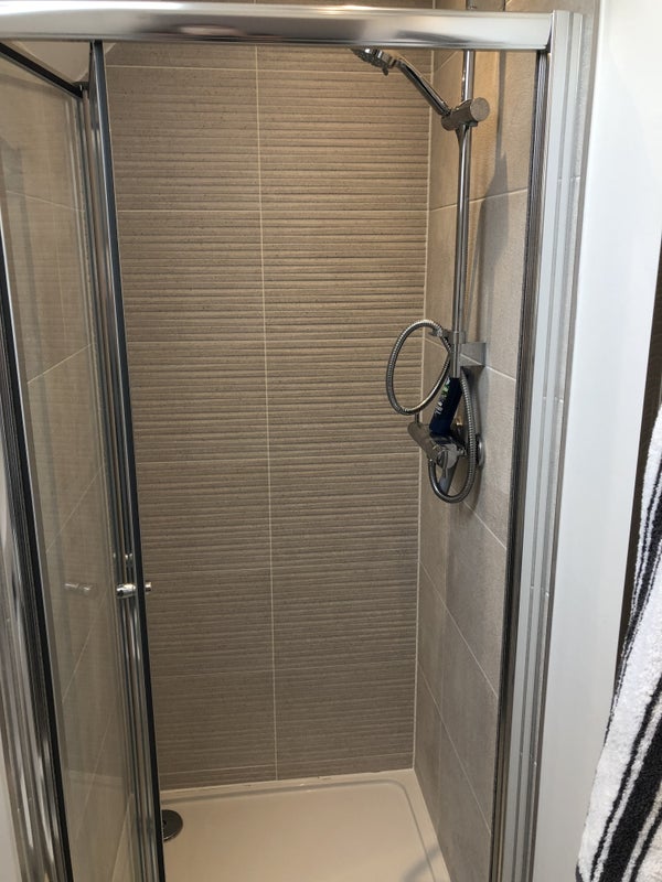 Double Room ensuite private top floor available - student accommodation in Birdham - img_8