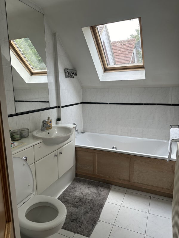 Double room Ewell village to share with 2 people - student accommodation in Ewell - img_8