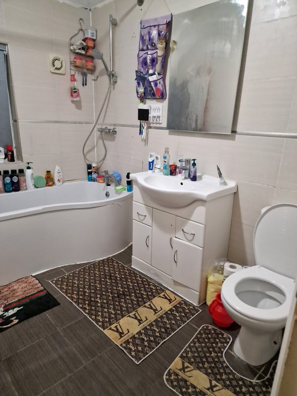 Double room for couple for 2 Females - student accommodation in Slough - img_2