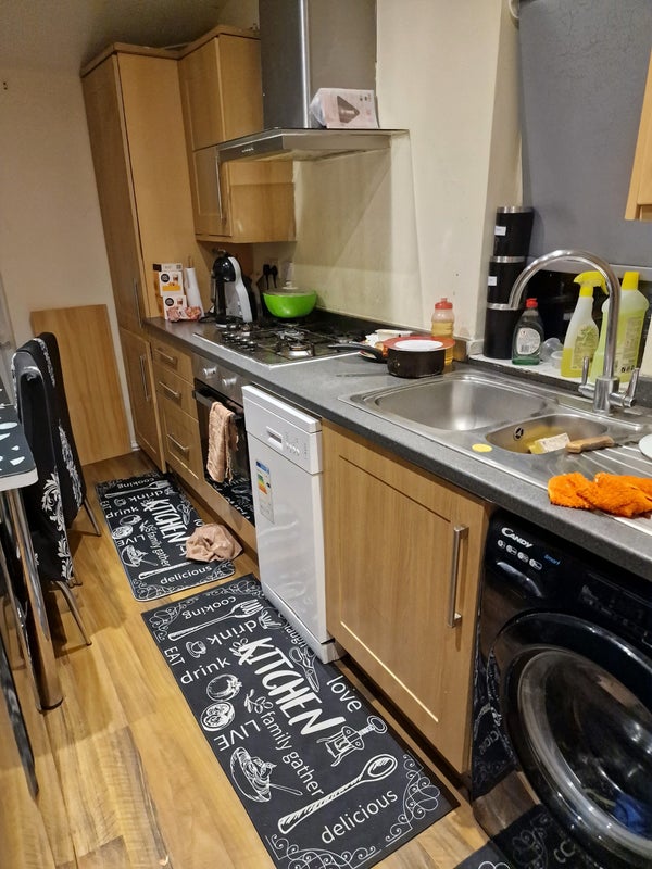 Double room for couple for 2 Females - student accommodation in Slough - img_3