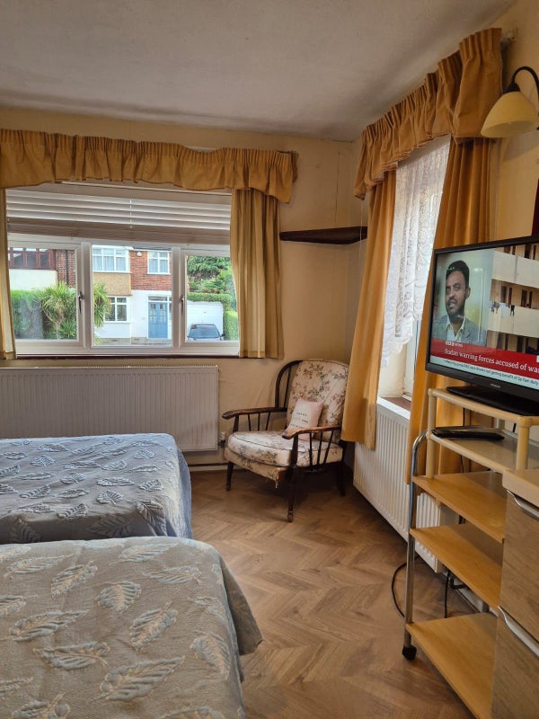 King size Double room, Ensuite student accommodation in Hillingdon - img_4
