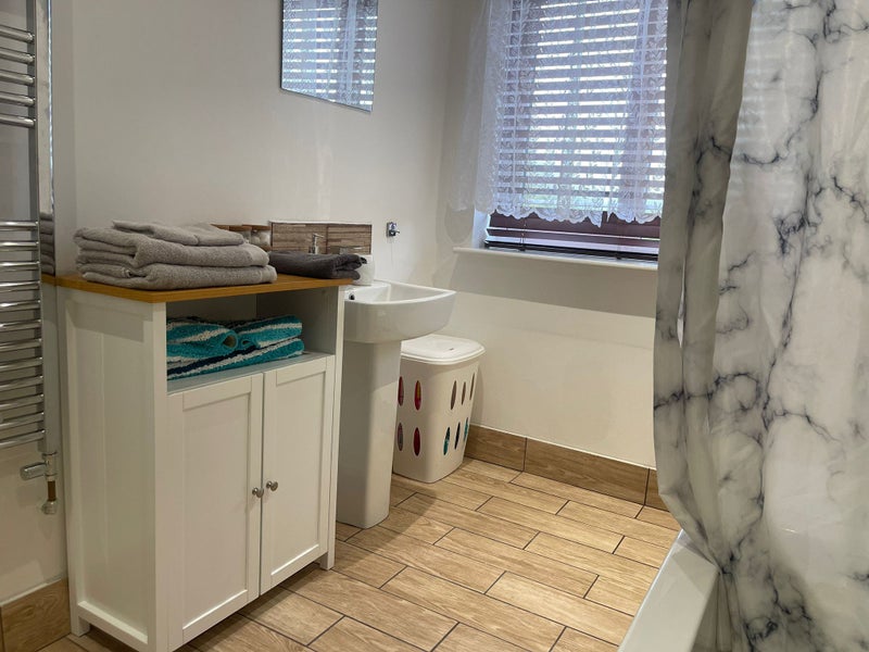 Double Room in Modern House With Driveway in BD6 - student accommodation in Buttershaw - img_5