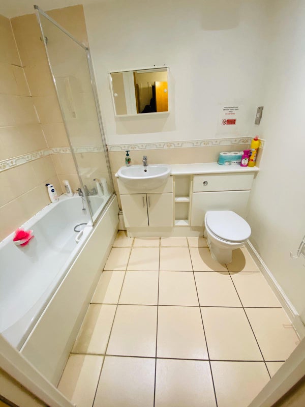 Large newly refurbed double in friendly houseshare student accommodation in West Ealing - img_6