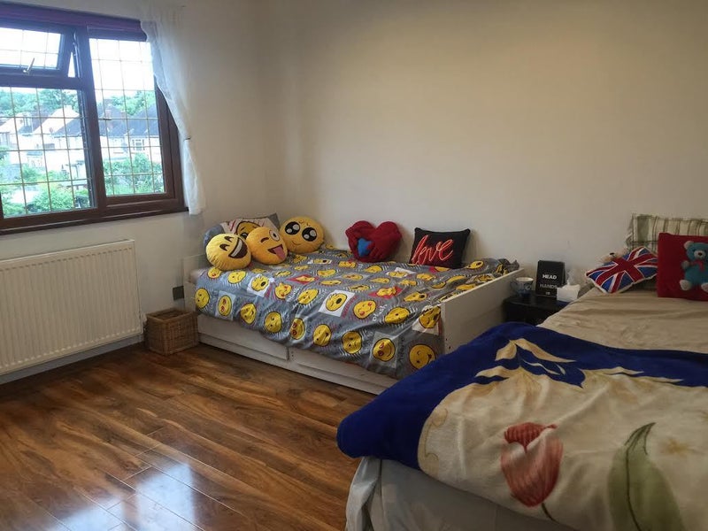 Double room offered in a semi detached home - student accommodation in Mill Hill East - img_1