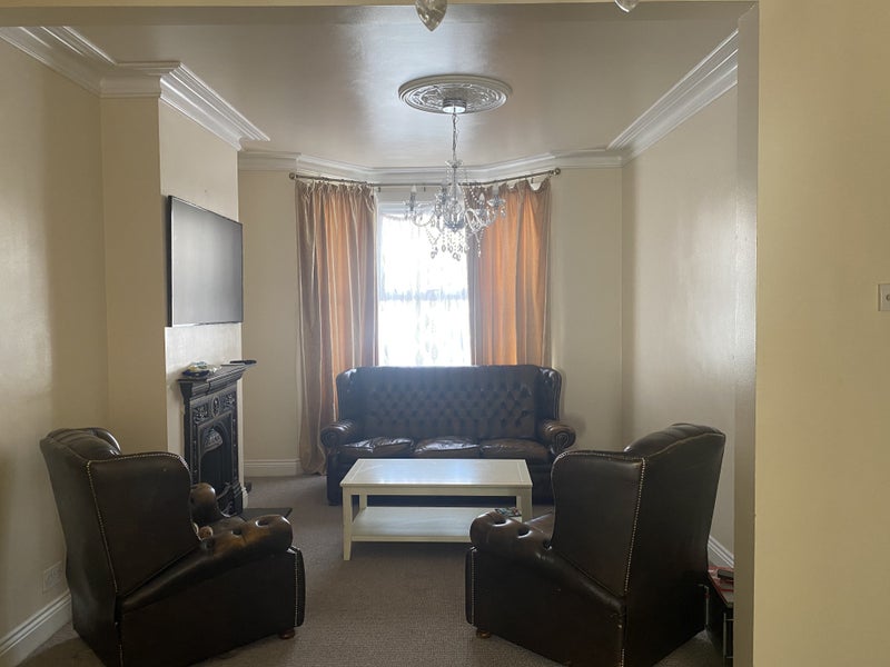 Double room to let in Bush Hill Park- ladies only - student accommodation in Enfield - img_4