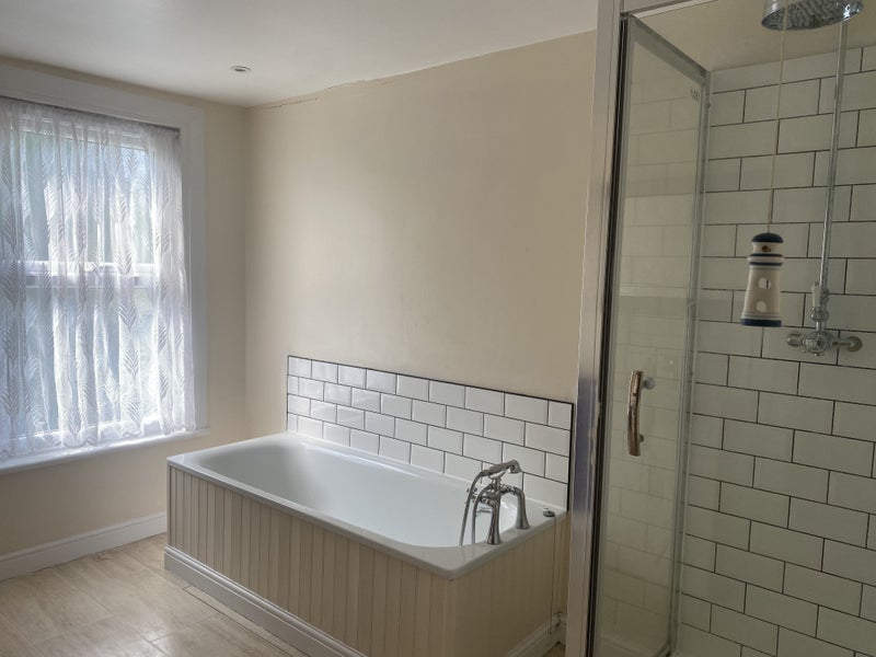 Double room to let in Bush Hill Park- ladies only - student accommodation in Enfield - img_5