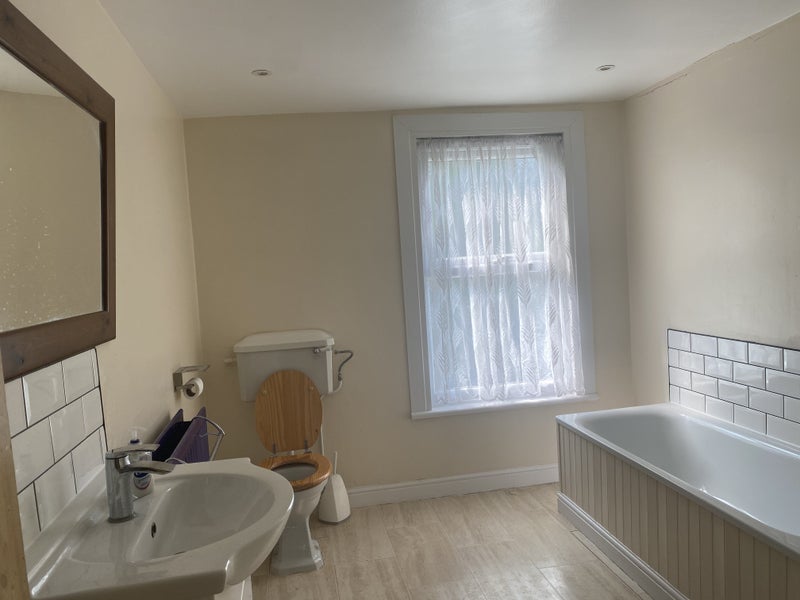 Double room to let in Bush Hill Park- ladies only - student accommodation in Enfield - img_6