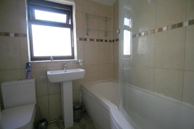 Double Room to Let in Canning Town E13 - student accommodation in London E13 - img_5
