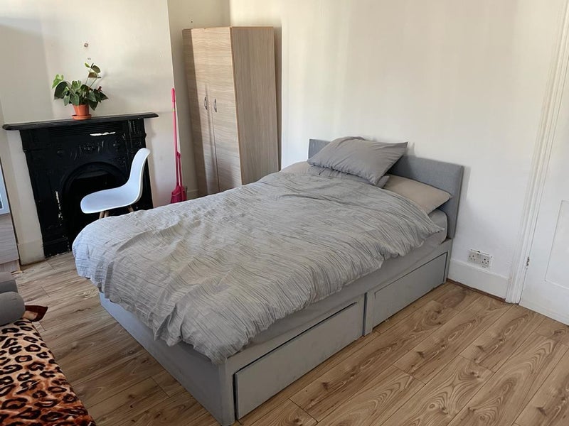 Double Room to Let in Canning Town E13 - student accommodation in London E13 - img_2