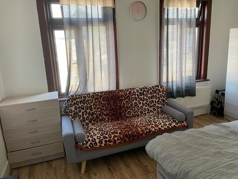 Double Room to Let in Canning Town E13 - student accommodation in London E13 - img_1