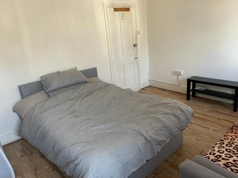 Double Room to Let in Canning Town E13 - student accommodation in London E13 - img_3