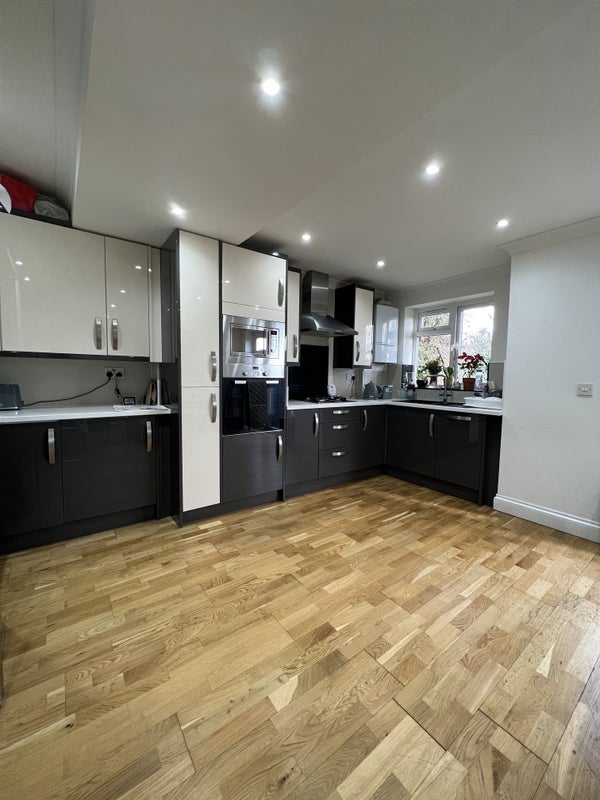 Double room with private bathroom to rent - student accommodation in Perivale - img_3